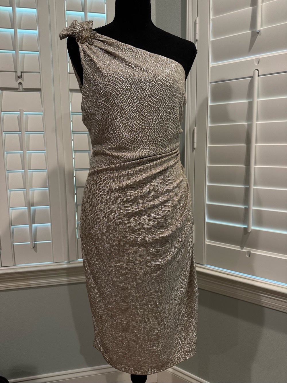 David Meister One-Shoulder Metallic Platinum Cocktail Dress
